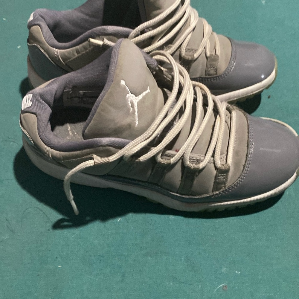 Air jordan 11 low cool grey Size 2Youth Big Boy
